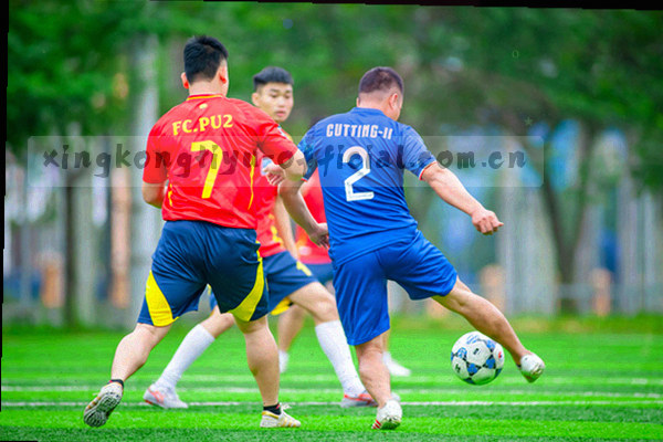 球场灯光与比赛气氛